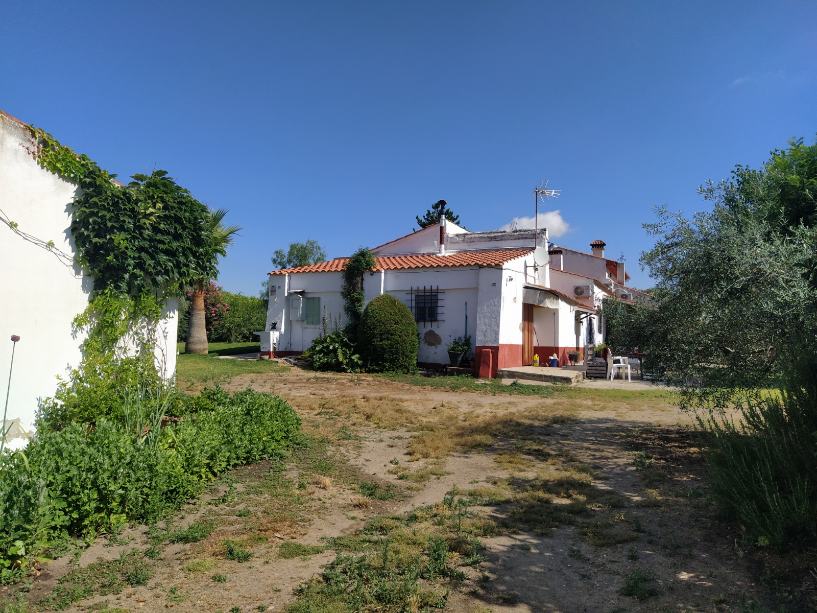 Imagen de instalación de autoconsumo instantáneo de 5000w. e instalación de bomba sumergible 2 CV.