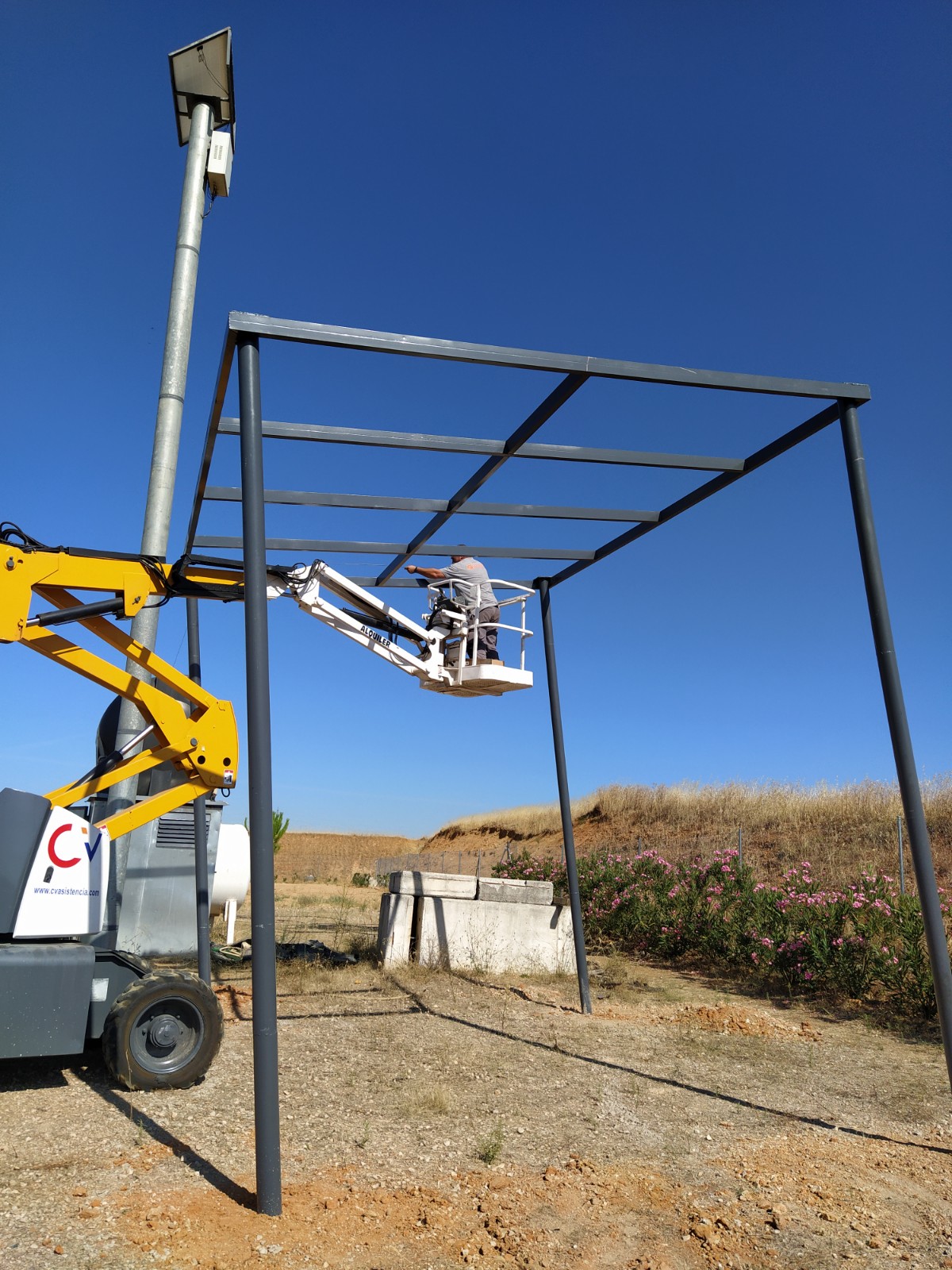 Imagen de instalación de autoconsumo instantáneo de 4550w. e instalación de bomba sumergible 2 CV.