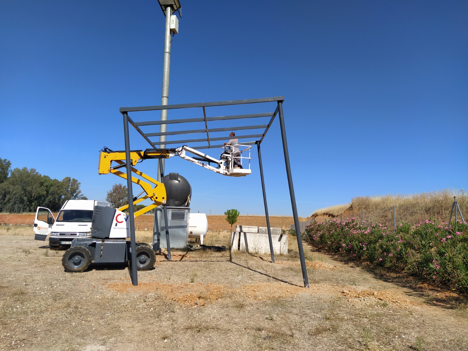Imagen de instalación de autoconsumo instantáneo de 4550w. e instalación de bomba sumergible 2 CV.